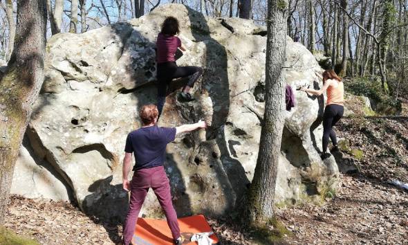 Grimpeur sur un bloc à Fontainebleau